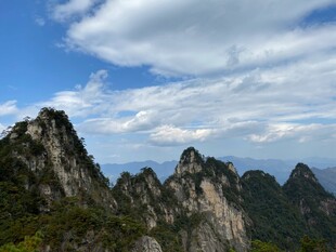 壮丽群山与蓝天白云美景