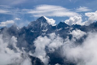 巍峨雪山云海壮丽景观