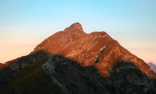 夕阳下的壮丽山峰