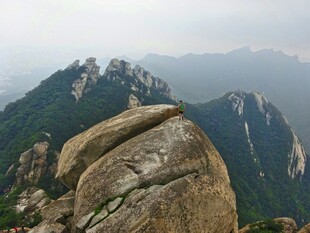 巍峨山石屹立于群山间