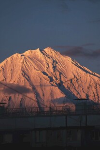 夕阳下的壮丽雪山