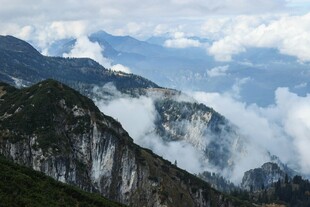 云雾缭绕的壮丽山峦