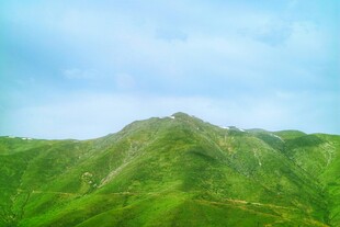 翠绿山峦
