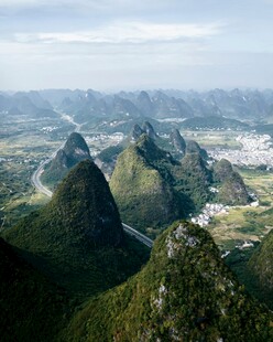 壮美山峦俯瞰图