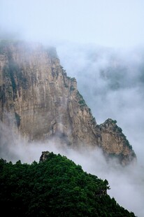云雾缭绕的壮丽山峰
