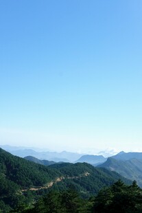 山峦叠翠间的蓝天美景