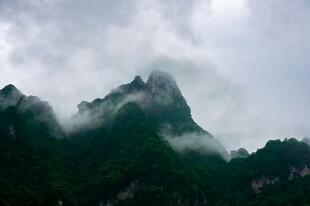 云雾缭绕的巍峨山峰