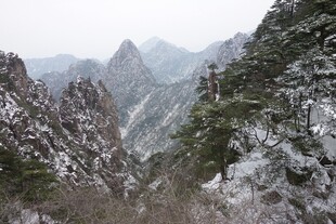 雪覆山峦壮丽景致