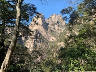 山林间的壮丽奇峰