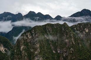 云雾缭绕的壮美山峦