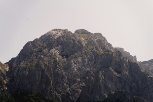巍峨嶙峋山峰