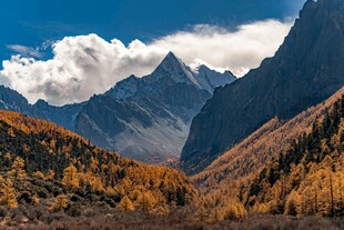 秋日壮美山间景色