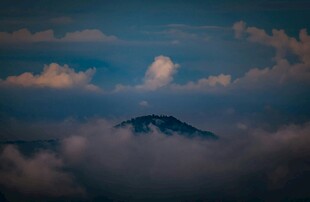 云海中的孤峰