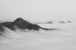 云海中的巍峨山峰