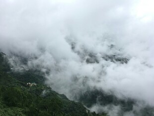 云雾缭绕的山间美景