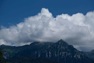 蓝天白云下的巍峨山峦