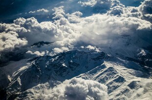 高空俯瞰壮丽云海雪山