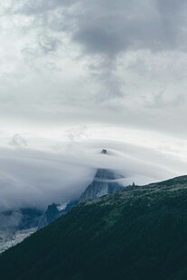 云雾缭绕的山峦美景