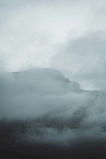 云雾缭绕的山峦美景