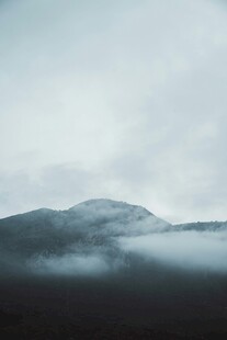 云雾缭绕的山峦美景