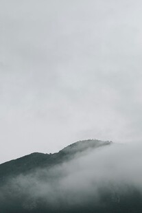 山间云雾缭绕的朦胧景致