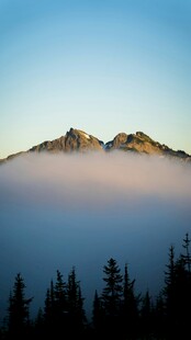 云雾缭绕中的壮美山峰