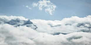 云海之上的壮丽山景