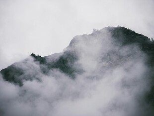 云雾缭绕的山峦美景