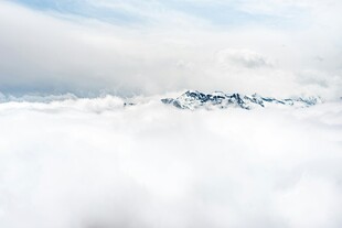 云海之上的巍峨雪山