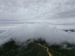 云雾缭绕山间蜿蜒小路