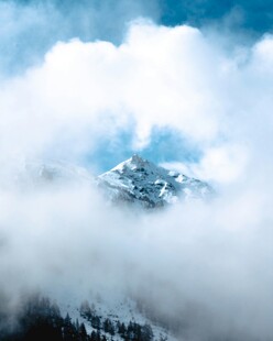 云雾缭绕中的巍峨雪山