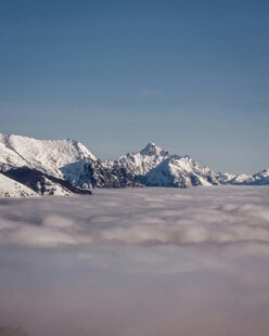 雪山云海壮丽景观