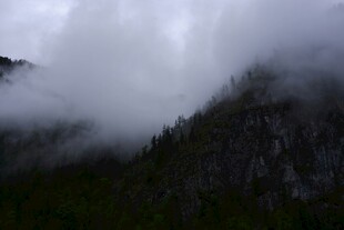 云雾缭绕的山峦美景
