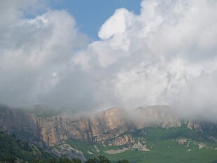 云雾缭绕的壮丽山峦景色