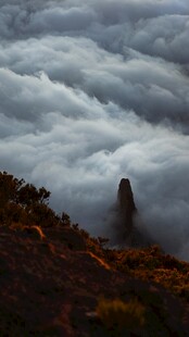 云海中的孤峰