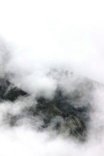云雾缭绕的山峦景色