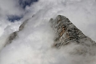 云雾缭绕的巍峨山峰