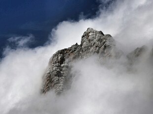 云雾缭绕的巍峨山峰