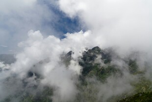 云雾缭绕的壮丽山峰