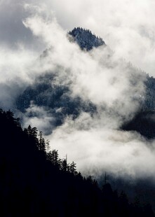 云雾缭绕中的巍峨山峰