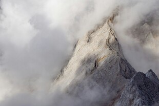 云雾缭绕的巍峨山峰