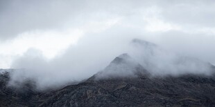 云雾缭绕的巍峨山峰