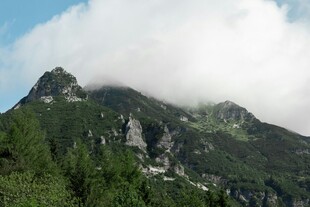 云雾缭绕的巍峨青山