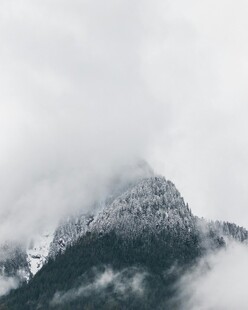 云雾缭绕的巍峨雪山