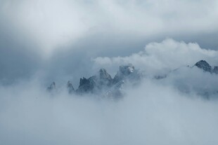 云雾缭绕中的巍峨山峰