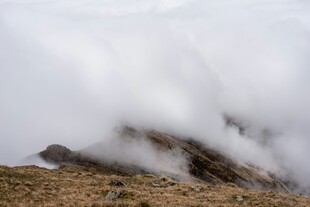 云雾缭绕的巍峨山峰