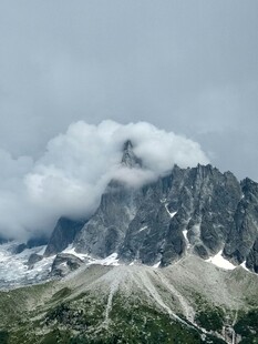 云雾缭绕的巍峨高山