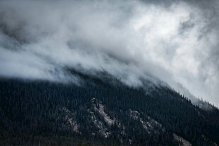 云雾缭绕的巍峨山峦