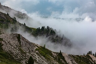 云雾缭绕的壮美山峦景色