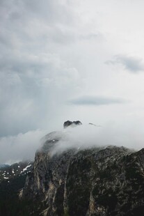 云雾缭绕的巍峨山峰